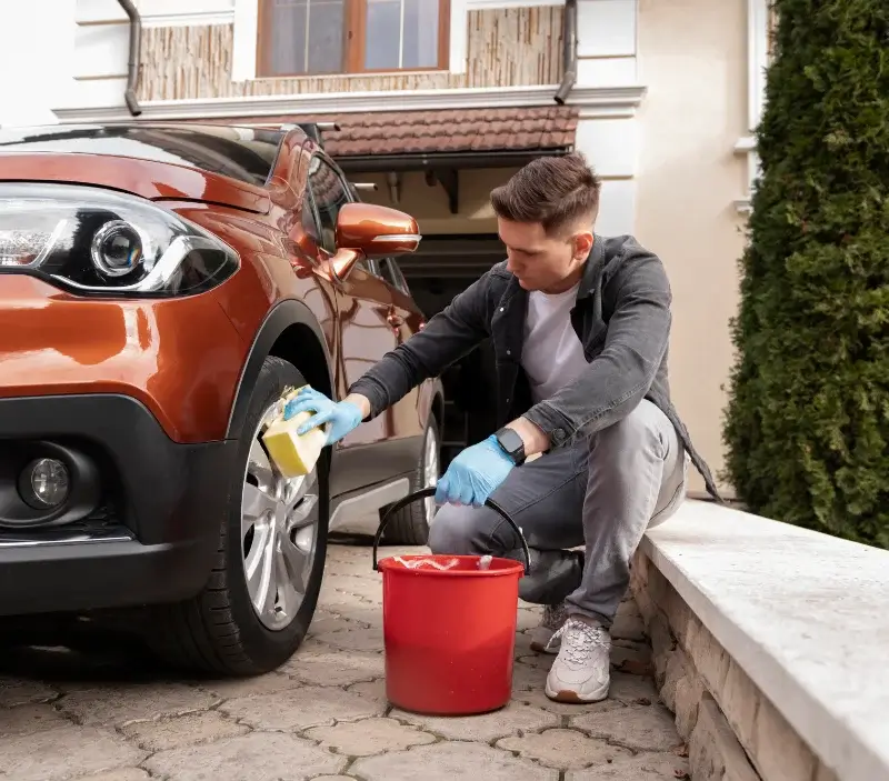 Lavage auto à domicile Berry-Bouy : professionnel intervenant sur un véhicule